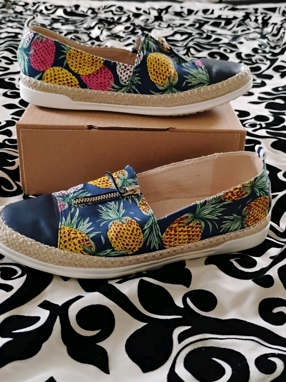 Anne Klein Akzetta (estilo alpargata /Pineapple Print Slip-On Espadrilles - Navy